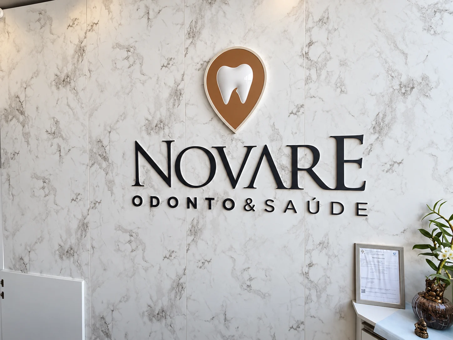 Identidade visual da Novare Odontologia no ambiente interno da clínica
