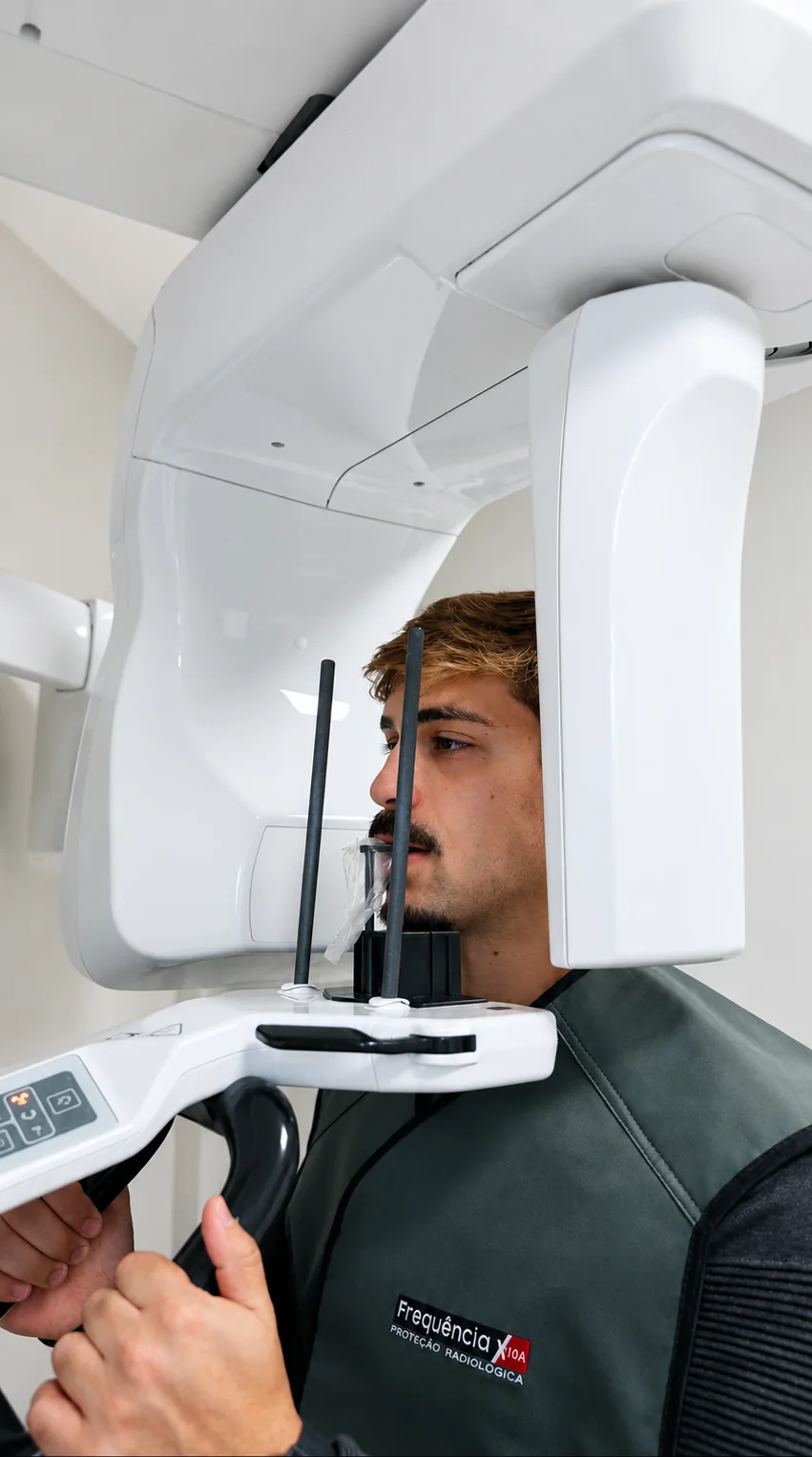 Paciente realizando radiografia panorâmica odontológica
